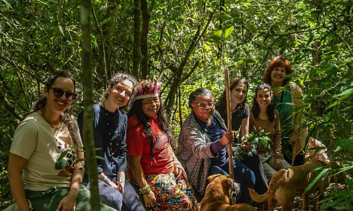 Publicação destaca redes de cuidado lideradas por mulheres. Boas práticas lideradas por mulheres que sustentam redes de cuidado, autonomia, saberes ancestrais e conhecimentos fitoterápicos são documentadas em uma publicação lançada no Rio Grande do Sul. Foto: Mirella Rabaioli/ Divulgação