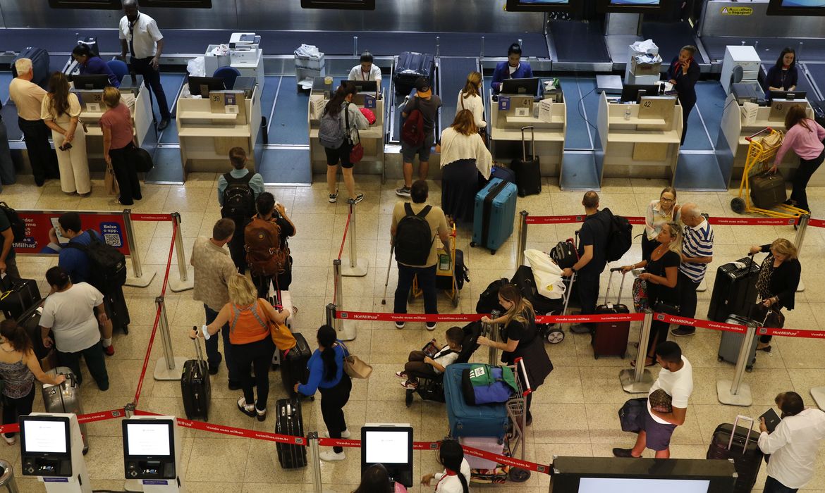 Movimento de passageiros no Aeroporto Santos Dumont no primeiro dia de greve dos aeronautas. 