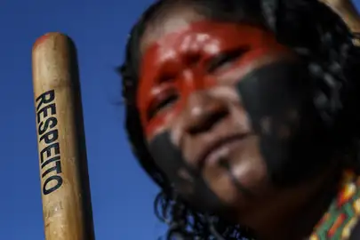 Brasília (DF) 23/04/2024 – Indígenas de várias etnias, que participam do Acampamento Terra Livre 2024, marcham na Esplanada dos Ministérios com o tema #EmergênciaIndígena: Nossos Direitos não se negociam. Foto: Marcelo Camargo/Agência Brasil