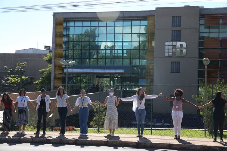 Brasília (DF), 28.04.2023 - Estudantes do IFB - Instituto Federal de Brasília, fazem ato simbólico de abraço ao prédio da instituição -  Foto: Antonio Cruz/Agência Brasil