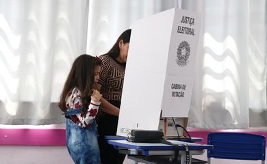 Eleitora vota acompanhada da filha na Escola Municipal de Ensino Fundamental - EMEF Celso Leite Ribeiro Filho, em Bela Vista.