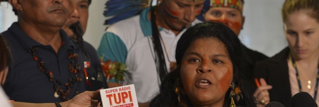 A índia Sonia Guajajara fala à imprensa após a presidenta Dilma Rousseff receber representantes dos povos indígenas, no Palácio do Planalto