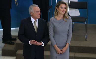 Brasília - O presidente interino, Michel Temer – acompanhado por sua esposa, Marcela – participa da solenidade de apresentação dos novos oficiais-generais  (Valter Campanato/Agência Brasil)
