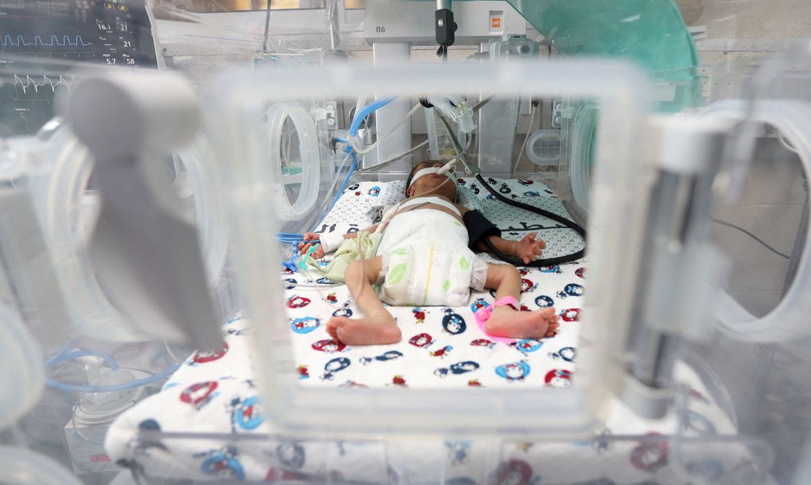 Bebê palestino prematuro em incubadora do hospital Shifa, na Cidade de Gaza
22/10/2023
REUTERS/Mohammed Al-Masri