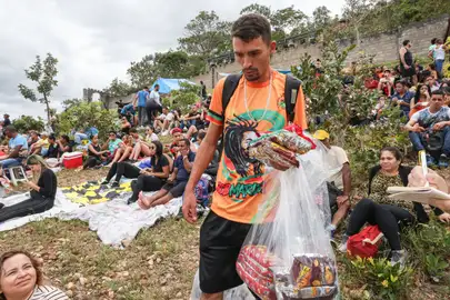 Brasília (DF),  18/04/2025.- Matheus Souza, fala com a reportagem da Agência Brasil, antes da cerimonia da Via sacra do Morro da Capelinha.
Foto: Antonio Cruz/Agência Brasil