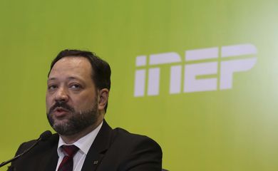 O presidente do Inep, Alexandre Lopes, participa da entrevista coletiva sobre o segundo dia de provas do Enem