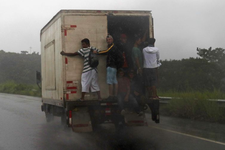 GU4025. MAZATENANGO (GUATEMALA), 18/10/2018.- Migrantes viajan en un camión hacia la frontera con México durante su trayecto en la caravana de migrantes hoy, jueves 18 de octubre de 2018, desde Mazatenango (Guatemala). Miles de migrantes