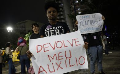 Rio de Janeiro (RJ) 29/07/2024 – Estudantes da Universidade do Estado do Rio de Janeiro (Uerj) protestam contra cortes e limitação de benefícios que garantem a permanência estudantil, como auxílio-alimentação e bolsa de apoio a alunos em vulnerabilidade social.  Foto: Fernando Frazão/Agência Brasil