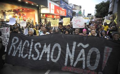 Rio de Janeiro - Em ato Contra o Genocídio da Juventude Negra, manifestantes protestam contra a morte de cinco jovens negros por PMs no último sábado (28), em Costa Barros, na zona norte (Tomaz Silva/Agência Brasil)
