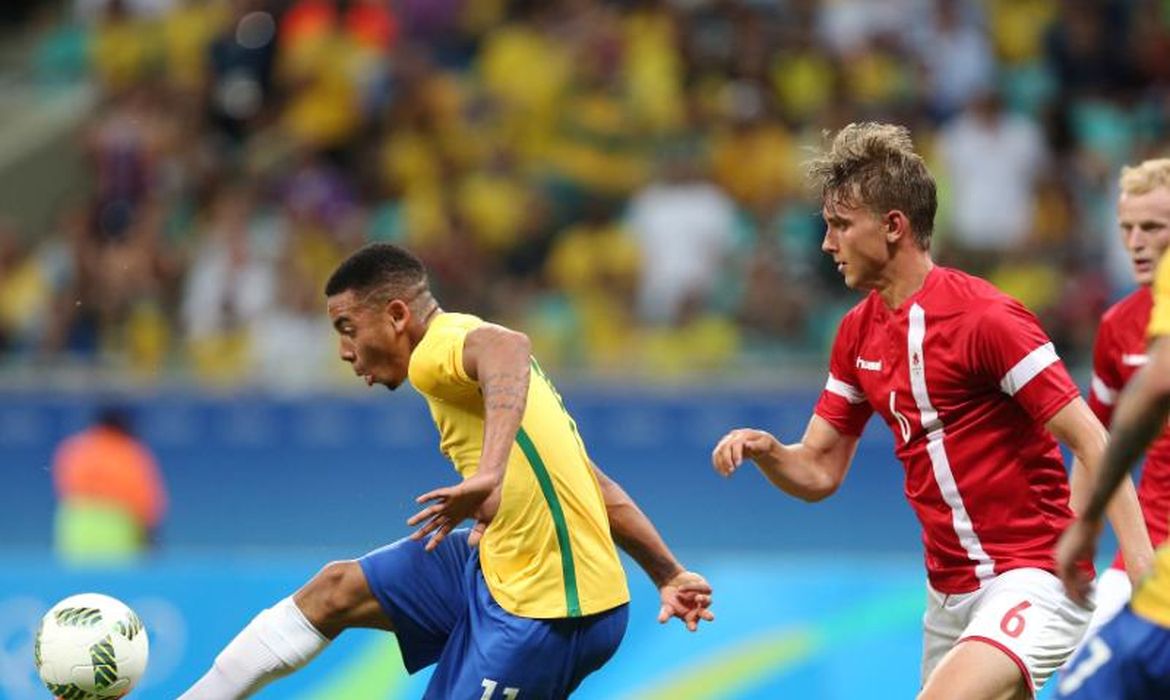 Brasil goleia Dinamarca e se classifica no futebol masculino