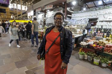 Porto Alegre (RS), 26/04/2025 – Vera Regina dos Santos, fala para reportagem da agência Brasil, durante sua visita pela primeira vez ao mercado municipal depois da enchente.  A um ano o estado foi atingido por temporais que afetou mais de 400 municípios gaúchos, tiveram bairros inteiros alagados. A ,maior tragédia climática da história, deixou pelo menos 147 mortos e afetou mais de 2,1 milhões de pessoas.<br /> Foto: Joédson Alves/Agência Brasil