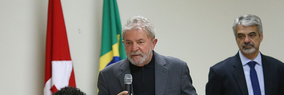 O ex-presidente Luís Inácio Lula da Silva durante reunião com senadores e deputados do PT em Brasília