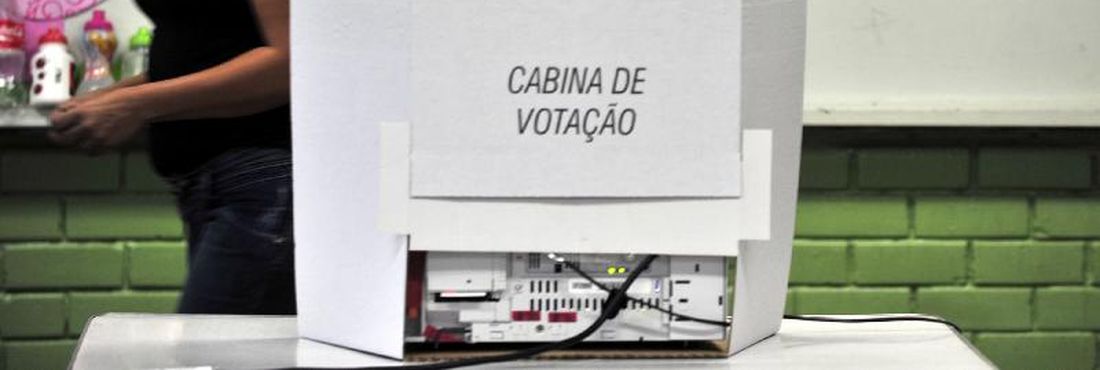 Eleitora vota, em Brasília, em 2010