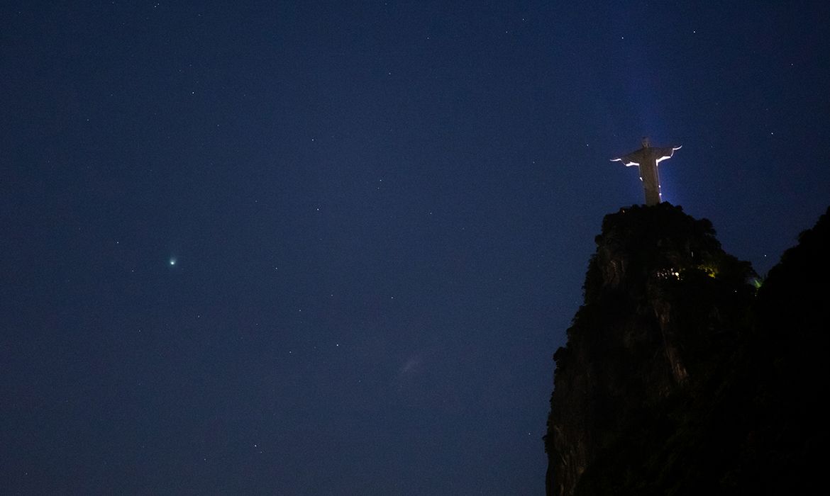 Cometa Leonard cruza os céus do Rio de Janeiro e é registrado por fotógrafos.
