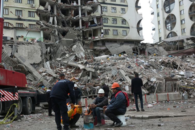 Equipes de resgate diante de escombros deixados por terremoto na cidade turca de Diyarbakir