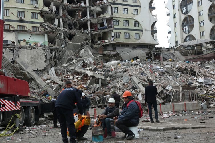 Reuters/Sertac Kayar/direitos reservados Equipes de resgate diante de escombros deixados por terremoto na cidade turca de Diyarbakir