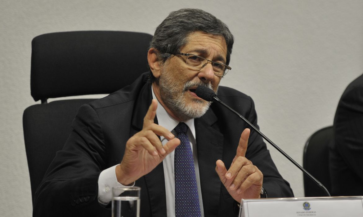 O ex-presidente da Petrobras Sérgio Gabrielli presta depoimento à Comissão Parlamentar Mista de Inquérito que investiga irregularidades na estatal (Antonio Cruz/Agência Brasil)