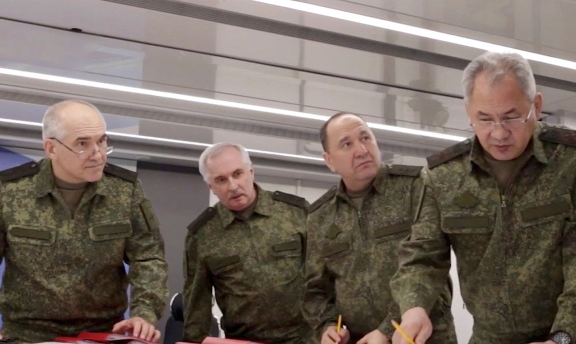 Ministro da Defesa russo, Sergei Shoigu (primeiro à direita), inspeciona unidades das forças russas envolvidas na Ucrânia