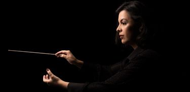 Mariana Menezes, regente da Orquestra Sinfônica Brasileira