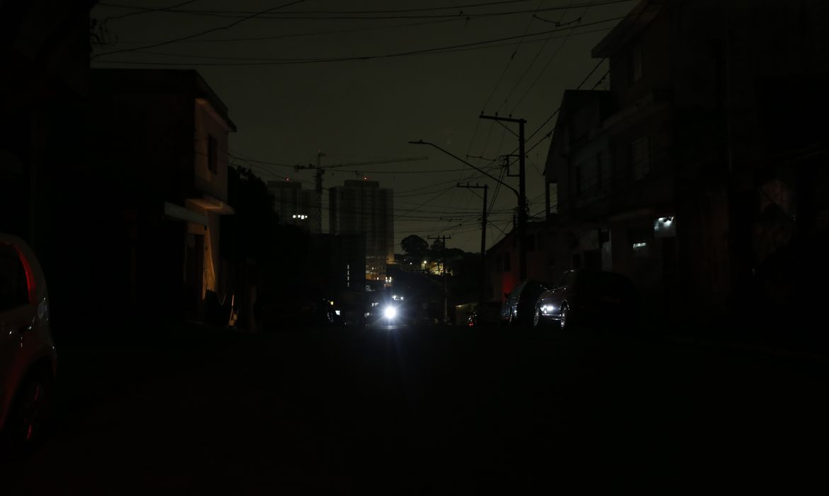 São Paulo (SP), 13/10/2024  -.Avenida Padre Arlindo Vieira no  bairro do Jabaquara sem energia elétrica desde sexta-feira devido as chuvas,.Foto: Paulo Pinto/Agência Brasil