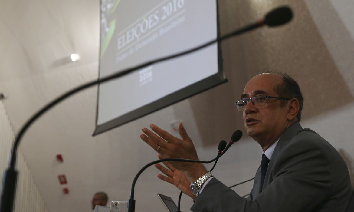 Brasília - O presidente do Tribunal Superior Eleitoral,  ministro Gilmar Mendes, fala à imprensa sobre as eleições 2016 (José Cruz/Agência Brasil)