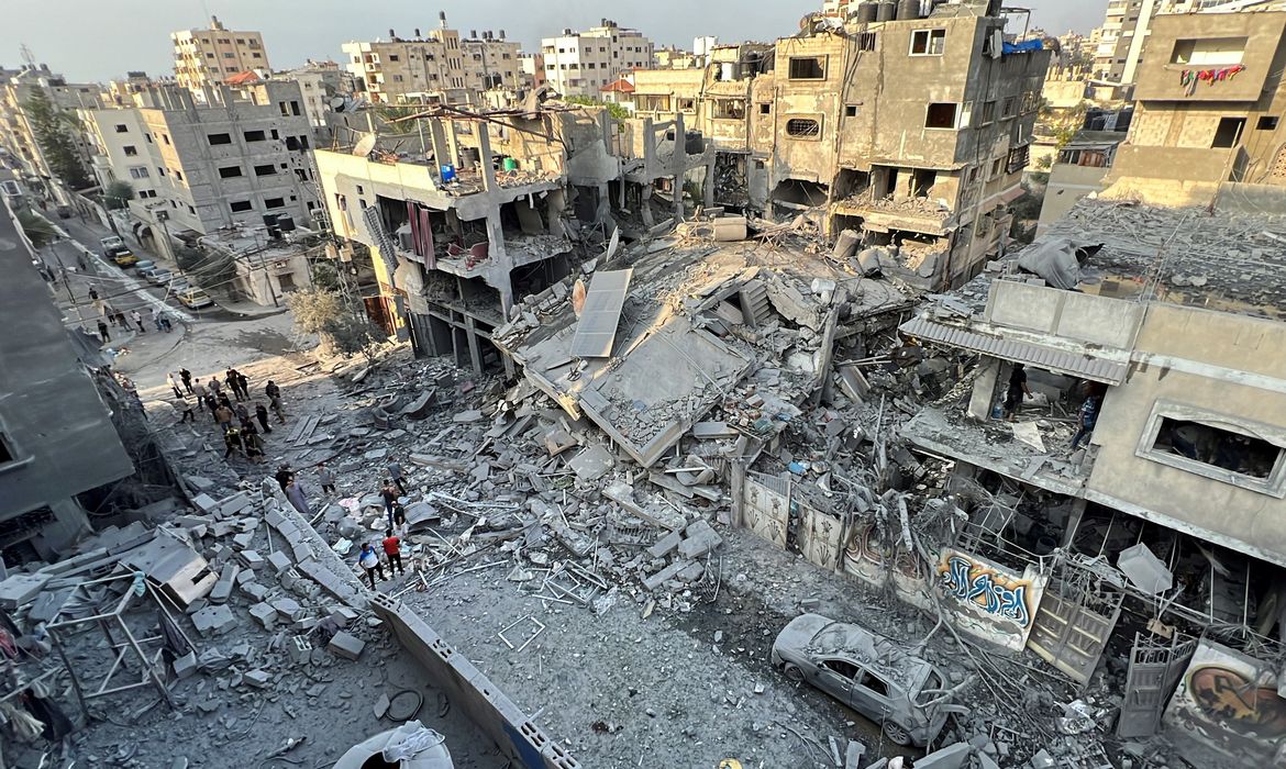  Palestina. 29/10/2023   Israel amplia ataques e determina que população de Gaza vá para o Sul. Palestinos procuram vítimas no local dos ataques israelenses a casas, na cidade de Gaza.  REUTERS/Mutasem Murtaja