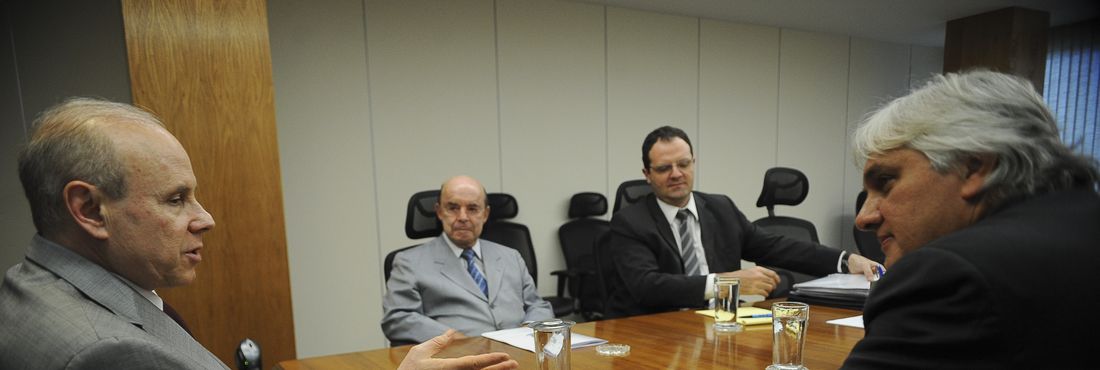 O ministro da Fazenda, Guido Mantega, em reunião com os senadores Delcídio Amaral e Francisco Dornelles, sobre o ICMS e temas em tramitação na Comissão de Assuntos Econômicos (CAE) do Senado - 20.11.2012