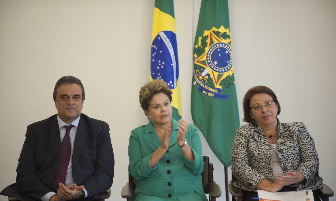 O ministro José Eduardo Cardozo, a presidenta Dilma Rousseff e a Ministra Ideli Salvatti, durante cerimônia de posse dos membros do Comitê Nacional de Prevenção e Combate à Tortura (Marcelo Camargo/Agência Brasil)