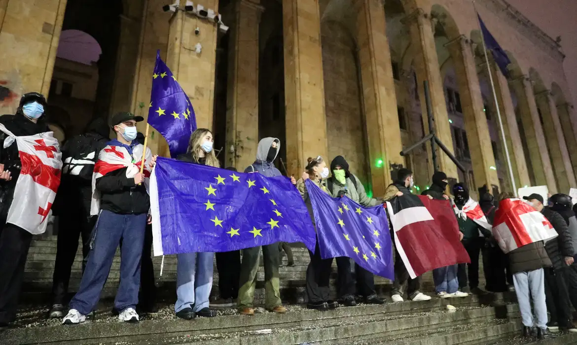 Supporters of Georgia's opposition parties hold a rally to protest against the government's decision to suspend talks on joining the European Union in Tbilisi, Georgia December 2, 2024. Reuters/Irakli Gedenidze/Proibida reprodução