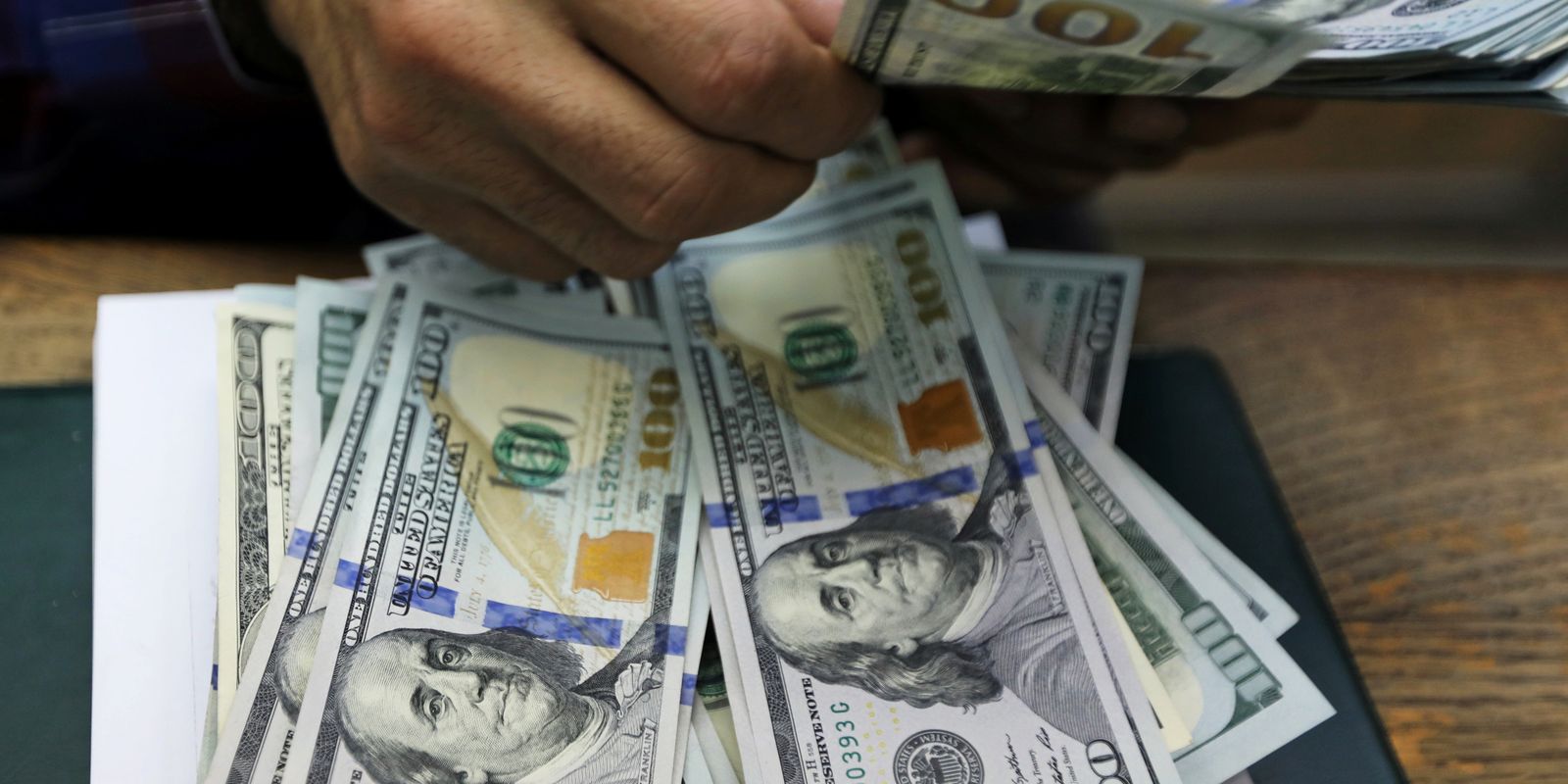 Dólar sobe para R$ 5,17, mas fecha julho em baixa de 1,16%