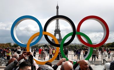 Arcos olímpicos na praça Trocadero, em Paris