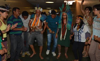 Brasília - Indígenas fazem manifestação próximos ao plenário 14 onde acontece a reunião da comissão especial da PEC das Demarcações de Terras Indígenas  (Fabio Rodrigues Pozzebom/Agência Brasil)