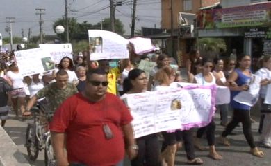 Parentes e amigos de mulher linchada protestam após enterro