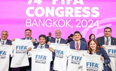 FIFA President Gianni Infantino poses with the Brazilian delegation after Brazil won the bid to host the Women's World Cup, during the 74th FIFA Congress at the Queen Sirikit National Convention Center in Bangkok, Thailand, May 17, 2024. REUTERS/Chalinee Thirasupa