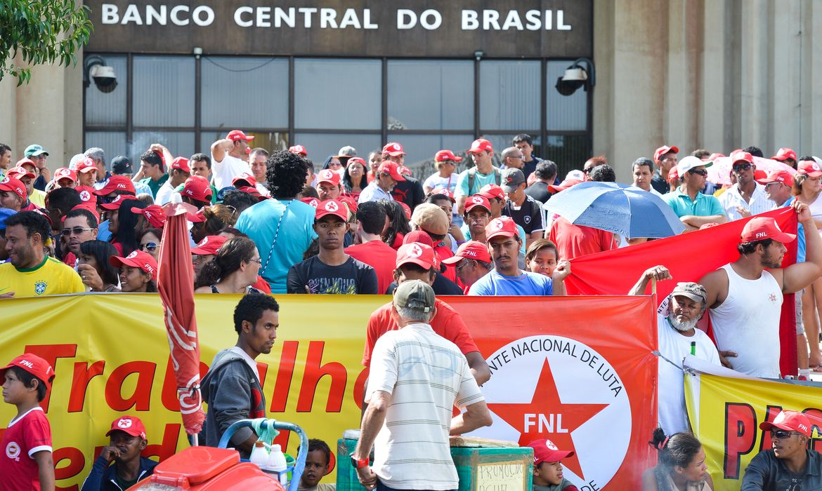 Brasília - Cerca de 300 integrantes da Frente Nacional de Luta em defesa da reforma agrária estão concentrados em frente ao Banco Central. O ato dá início a Jornada Nacional de Lutas que defende a permanência da presidenta Dilma no governo 