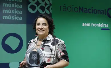 Rio de Janeiro (RJ) 29/04/2024 – A narração de um gol por Luciana Zogaib, da equipe de Esportes da Empresa Brasil de Comunicação (EBC), veiculada na Rádio Nacional, foi premiada no festival de cinema de futebol Cinefoot. Foto: Fernando Frazão/Agência Brasil