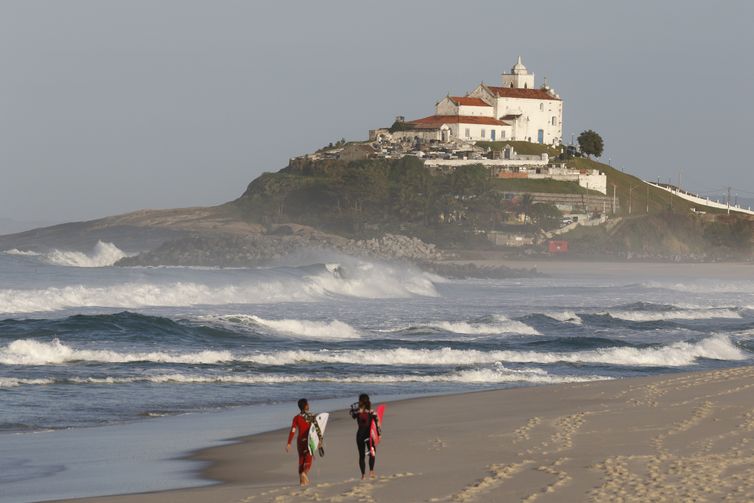 Saquarema (RJ), 01/07/2023 - Público pratica esportes durante a etapa da Liga Mundial de Surfe (WSL) na praia de Itaúna, em Saquarema. Foto: Fernando Frazão/Agência Brasil