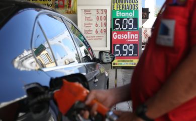 Postos de combustíveis oferecem preços menores após redução do ICMS sobre combustíveis no Rio de Janeiro