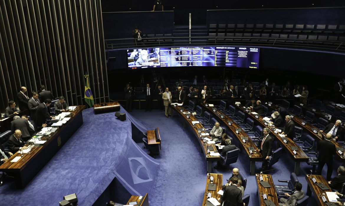 Brasília - O presidente do Senado, Eunício Oliveira, preside sessão plenária em que aprova a PLV 20/2017 (MP 775/2017), que muda regras de garantias em operações financeiras (Fabio Rodrigues Pozzebom/Agência Brasil)