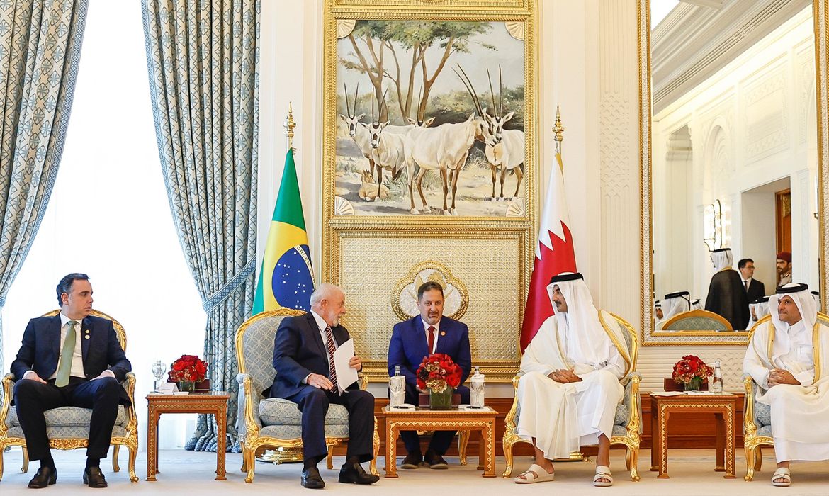 30.11.2023 - Presidente da República, Luiz Inácio Lula da Silva, durante reunião ampliada com o Emir do Catar, Tamim bin Hamad al-Thani.
Amiri Diwan, Doha - Catar.

Foto: Ricardo Stuckert / PR