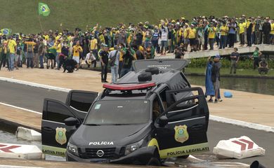 Brasília (DF), 08/01/2023 - Carro da Policia Legislativa depredado por manifestantes na frente do Congresso Nacional.