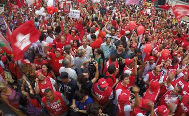 São Paulo - Manifestação em defesa do governo e da presidenta Dilma Rousseff, na Avenida Paulista (Juca Varella/Agência Brasil)