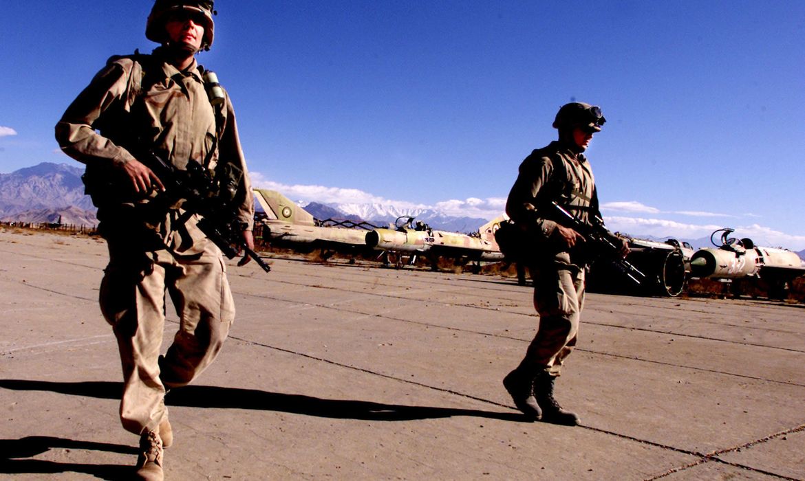 US ARMY SOLDIERS PATROL THE BAGRAM AIRPORT NORTH OF KABUL.