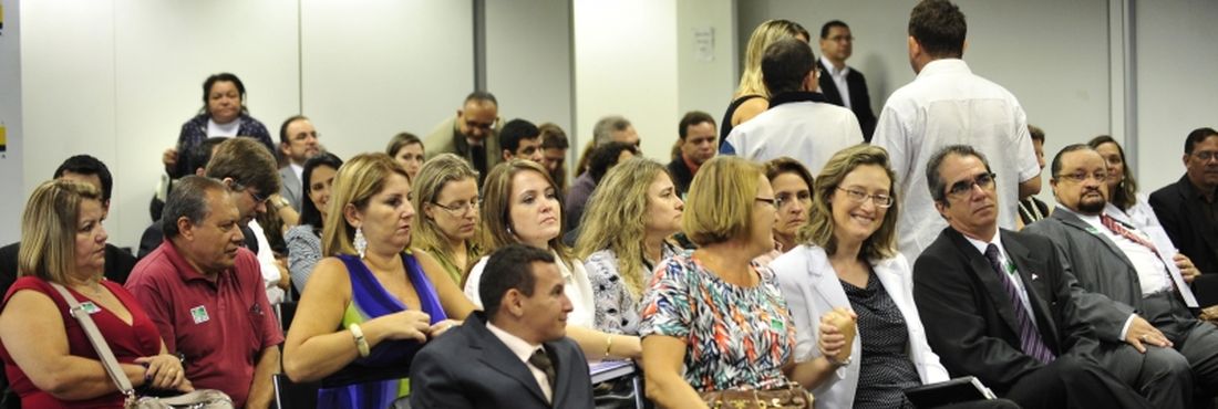 A ministra da Secretaria de Direitos Humanos, Maria do Rosário, dá posse aos novos integrantes do Conselho Nacional dos Direitos da Pessoa com Deficiência (Conade) para o biênio 2013-2015.