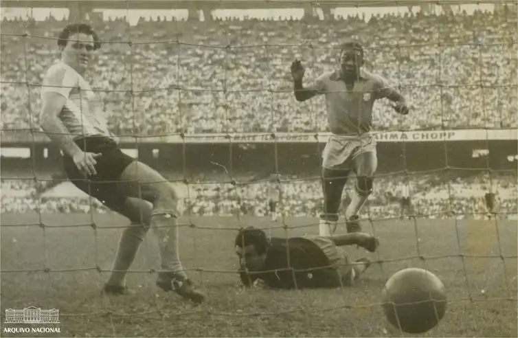 Fotografia de um dos gols marcados pelo Brasil na vitória sobre a Argentina em jogo válido pela Copa Roca de 1957. Arquivo Nacional. Fundo Correio da Manhã. BR_RJANRIO_PH_0_FOT_03128_001