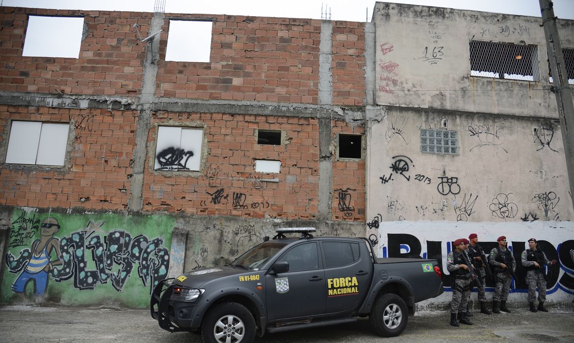Rio de Janeiro - Membros da Força Nacional patrulham entorno do complexo de favelas da Maré durante o 1º turno das eleições 2016. (Fernando Frazão/Agência Brasil) 