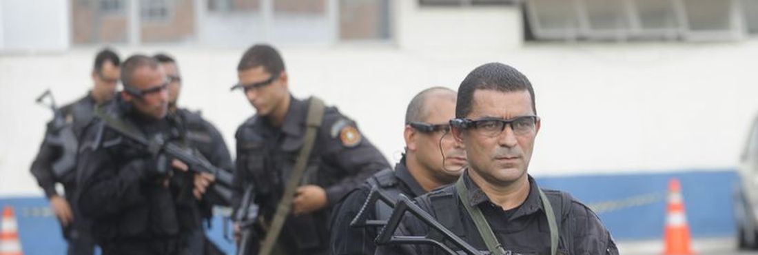 Rio de Janeiro - Policiais militares do Bope usam câmeras de vídeo acopladas em óculos especiais para filmar a varredura em busca de traficantes na processo de ocupação da favela da Maré