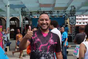 São Paulo (SP), 17/08/2023 - O músico do Pagode na Lata, Leonardo Lindolfo, participa do Festival Cultura e Pop Rua no Museu da Língua Portuguesa, em frente a estação da Luz. Foto: Rovena Rosa/Agência Brasil