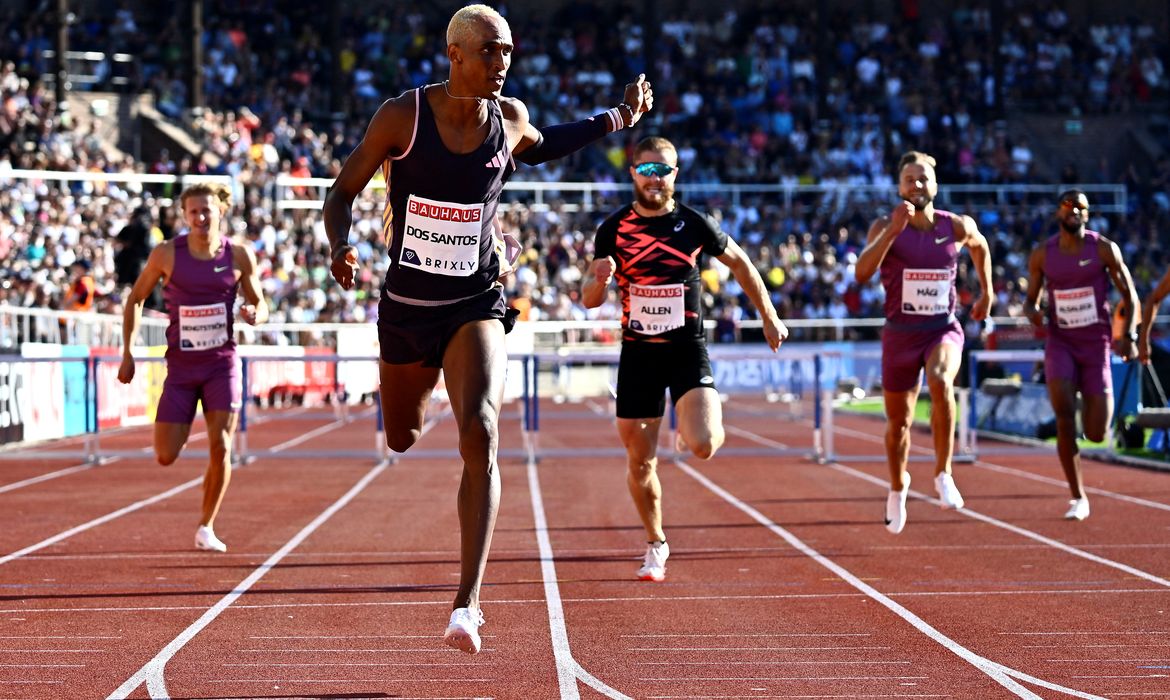 Athletics - Diamond League - Stockholm - Stockholm Olympic Stadium, Stockholm, Sweden - June 2, 2024 Brazil's Alison dos Santos wins the men's 400m hurdles  Anders Wiklund/TT News Agency via REUTERS     ATTENTION EDITORS - THIS IMAGE WAS PROVIDED BY A THIRD PARTY. SWEDEN OUT. NO COMMERCIAL OR EDITORIAL SALES IN SWEDEN.