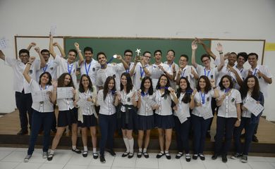 Delegação de estudantes do Colégio Pedro II mostra medalhas e certificados de participação na Asia International Mathematical Olympiad (AIMO), em Bangcoc, na Tailândia.